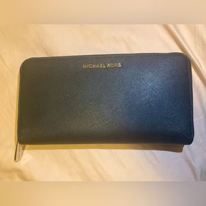 Michael kors 20 slot big wallet. Mint condition